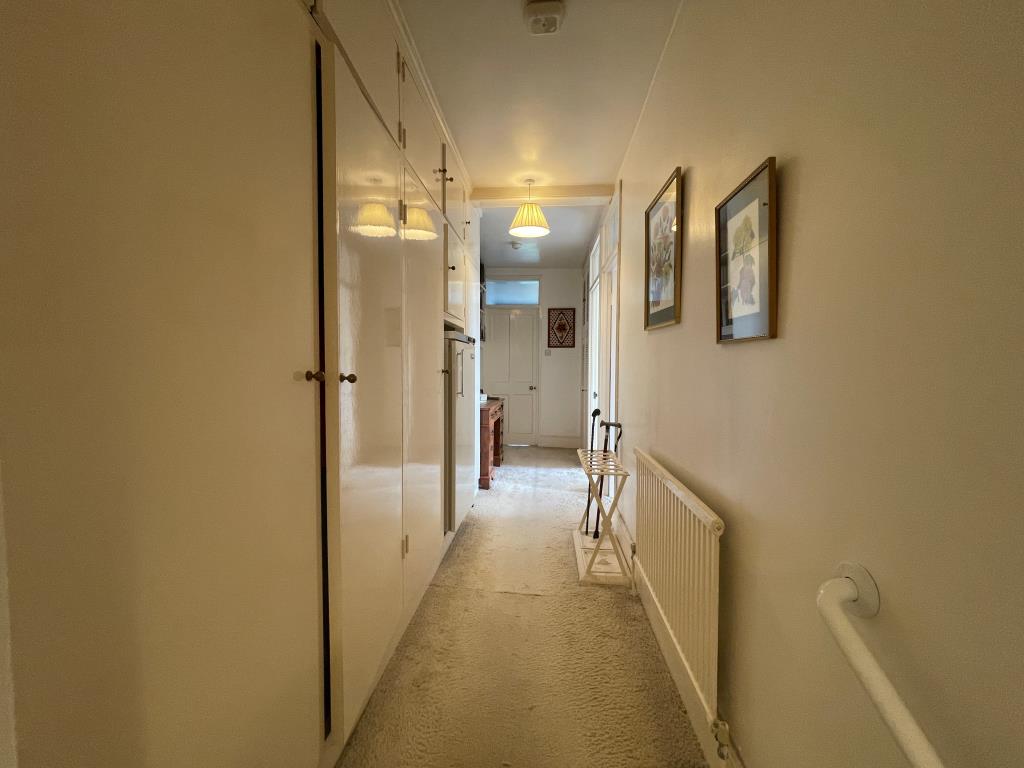 Lot: 41 - TWO-BEDROOM FLAT IN DESIRABLE LOCATION - Internal hallway